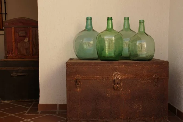 Primer Plano Viejo Cofre Oxidado Con Botellas Vacías Alcohol — Foto de Stock