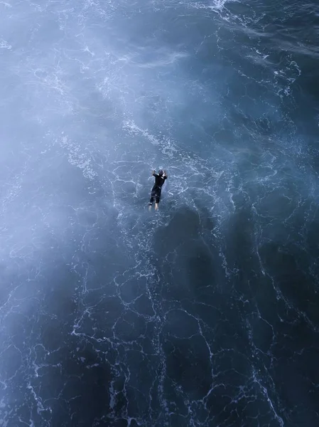 Tiro Aéreo Uma Bela Paisagem Marinha Uma Pessoa Nadando Mar — Fotografia de Stock