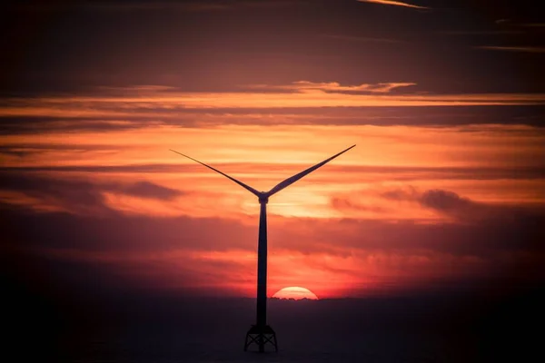Μια Όμορφη Θέα Μιας Γεννήτριας Ανέμου Μια Θάλασσα Στο Ηλιοβασίλεμα — Φωτογραφία Αρχείου