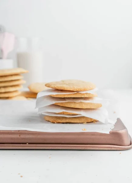 Eine Vertikale Aufnahme Eines Stapels Hausgemachter Kekse Mit Weißen Servietten — Stockfoto