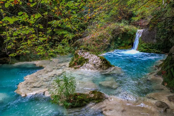 Красивый Природный Бассейн Лесу Скалами Каскадной Водой — стоковое фото