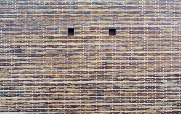Hintergrund Einer Ziegelmauer Mit Zwei Fenstern — Stockfoto