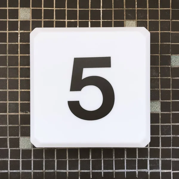 Primer Plano Signo Blanco Con Número Negro Cinco —  Fotos de Stock
