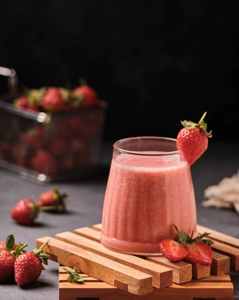 Primer Plano Vaso Batido Fresa Fresca Con Fresas Sobre Mesa —  Fotos de Stock