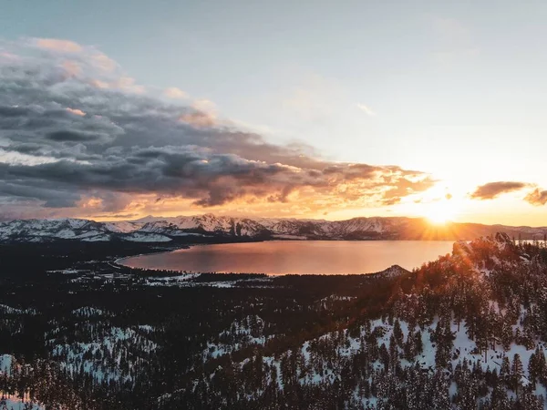 美しいタホ湖の空中ビューは 米国カリフォルニア州の雪に覆われた夕日に捉えられました — ストック写真