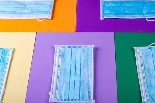 Uma Visão Alto Ângulo Máscaras Papéis Coloridos Sobre Mesa Covid — Fotografia de Stock