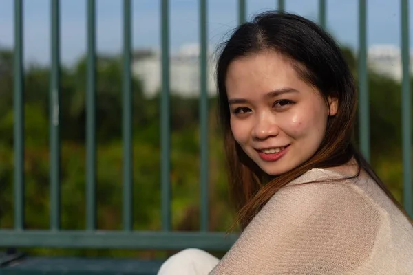 Неглибокий Фокус Фотографії Молодої Азіатської Жінки Позувати Відкритому Повітрі — стокове фото
