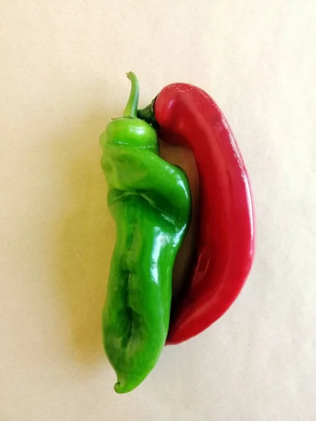 Een Verticaal Beeld Van Rode Groene Serrano Pepers — Stockfoto