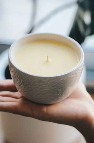 Una Mano Femenina Sosteniendo Una Vela Aromática —  Fotos de Stock