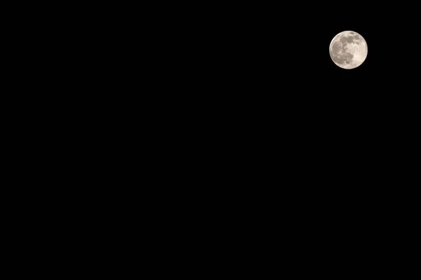 Samostatný Záběr Měsíce Dálce Během Temné Noci — Stock fotografie