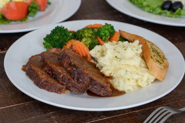 Rostat Nötkött Med Sås Potatismos Grönsaker Och Vitlöksbröd Vit Tallrik — Stockfoto