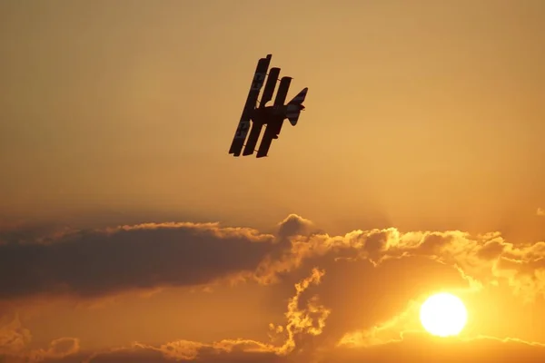 橙色日落时 一架福克Dr I型飞机在天空中飞行 — 图库照片