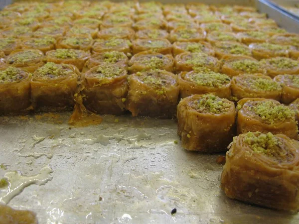 Gros Plan Délicieuses Baklavas Sur Grand Plateau Métal — Photo