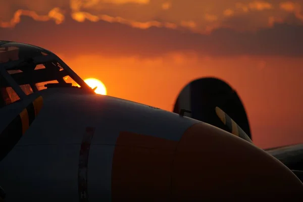 Fokker Podczas Pomarańczowego Pięknego Zachodu Słońca — Zdjęcie stockowe