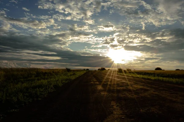 Een Verbazingwekkende Opname Van Een Landelijke Weg Een Bewolkte Lucht — Stockfoto