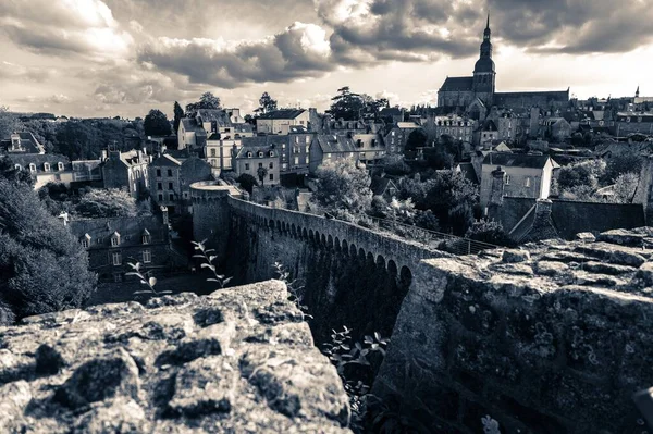 法国布雷斯特涅迪南一座古城的灰度照片 — 图库照片