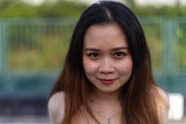 Mělké Zaostření Záběru Mladé Asijské Ženy Pózující Přírodě — Stock fotografie