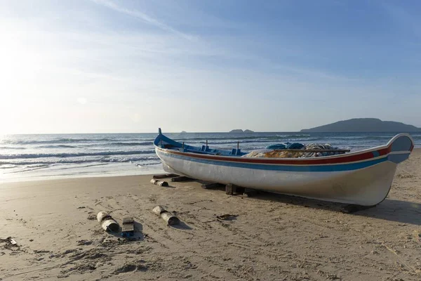 Ein Boot Strand Von Ingleses Florianopolis Brasilien Während Des Sonnenaufgangs — Stockfoto