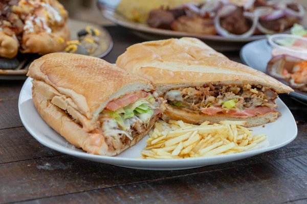 Gesneden Sandwich Met Geroosterde Vlees Ham Saus Sla Naast Frietjes — Stockfoto