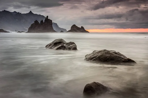 嵐の日に撮影された崖の上の雲の息をのむような景色 — ストック写真