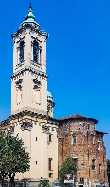 Tiro Vertical Uma Torre Velha Catedral Fundo Azul Céu — Fotografia de Stock