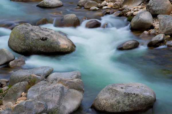 一条被岩石环绕的流淌的河流的高角镜头 — 图库照片