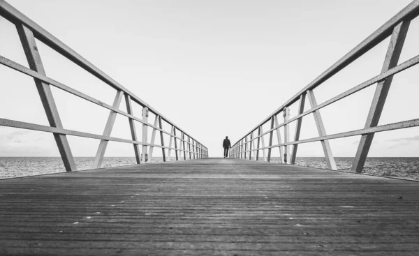 Сірий Знімок Людини Йде Дерев Яному Мосту Біля Океану Концепція — стокове фото