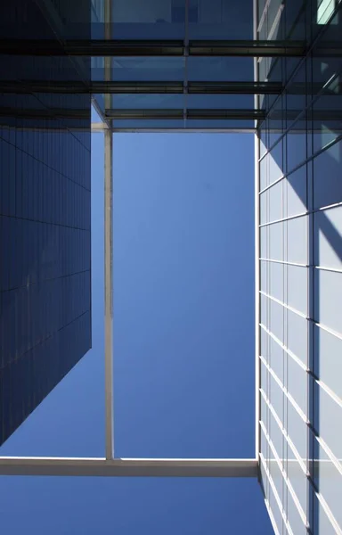 Egy Függőleges Alacsony Szögű Felvétel Egy Modern Épületről — Stock Fotó