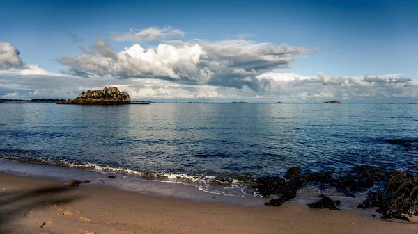 Прекрасний Вид Піщаний Пляж Спокійне Море Карантеці Бретань Франц — стокове фото