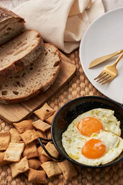 Высокоугольный Снимок Английского Завтрака Жареными Яйцами Черным Хлебом — стоковое фото