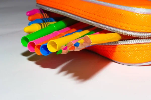 Primer Plano Lápices Colores Sobre Una Bolsa Aislada Sobre Fondo — Foto de Stock