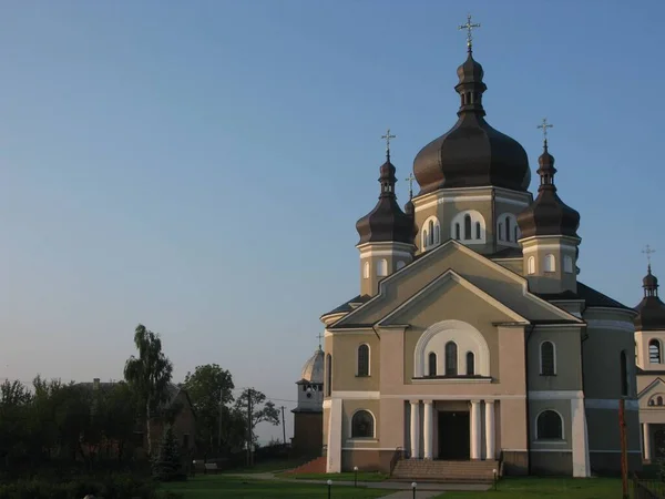 Piękne Ujęcie Wschodniej Cerkwi Prawosławnej Tle Błękitnego Nieba Ukrainie — Zdjęcie stockowe