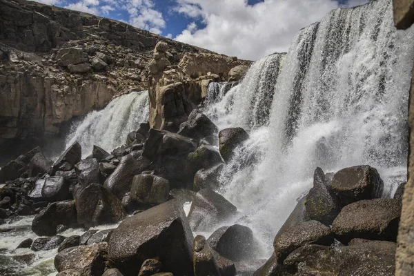 Zachwycające Ujęcie Dzikiego Wodospadu Pod Chmurnym Żywym Niebem — Zdjęcie stockowe