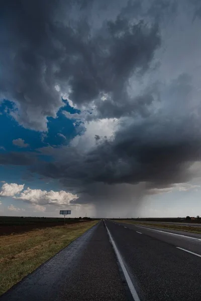 Długa Asfaltowa Droga Pod Zachmurzonym Deszczowym Niebem — Zdjęcie stockowe