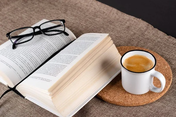 Gros Plan Une Tasse Verres Optiques Café Livre Ouvert — Photo