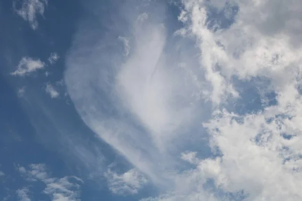 Krásný Nízký Úhel Záběru Velkých Kumulativních Mraků Obloze Během Ponurého — Stock fotografie