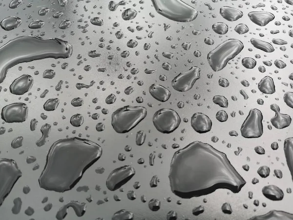 Una Macro Toma Agua Cae Sobre Una Superficie Gris —  Fotos de Stock