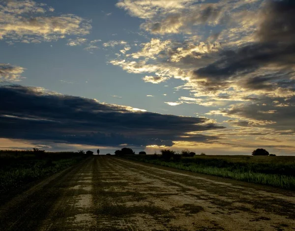 Una Toma Increíble Camino Rural Sobre Fondo Nublado Del Cielo — Foto de Stock