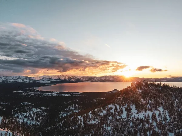 美しいタホ湖の空中ビューは 米国カリフォルニア州の雪に覆われた夕日に捉えられました — ストック写真