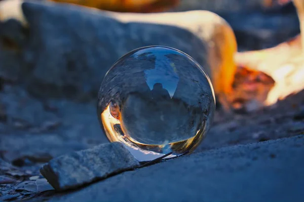 Primer Plano Una Bola Cristal Clara Suelo Rocoso Durante Puesta — Foto de Stock