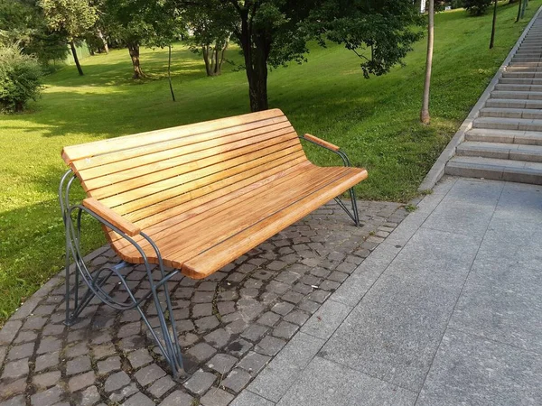 白天在公园里的木制长椅 — 图库照片