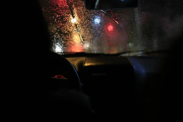 夜雨中汽车的湿窗玻璃 — 图库照片