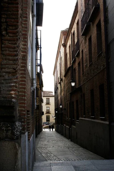 Eine Atemberaubende Aufnahme Eines Schmalen Bürgersteigs Durch Alte Häuser Madrid — Stockfoto