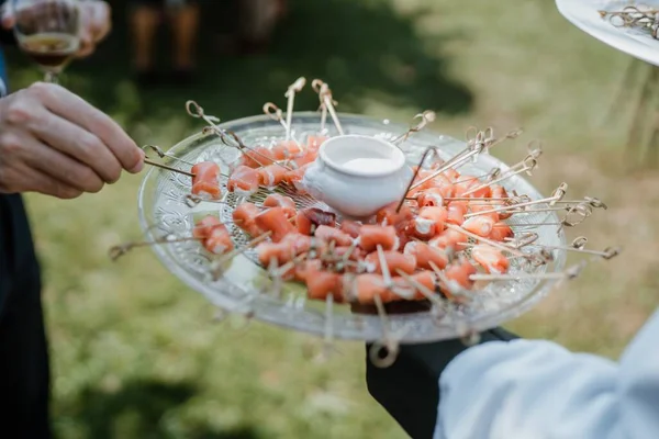Ein Kellner Serviert Dem Gast Auf Der Hochzeit Fischbrötchen — Stockfoto
