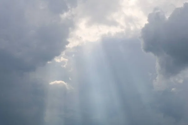 Beau Plan Faible Angle Gros Nuages Cumulatifs Dans Ciel Pendant — Photo