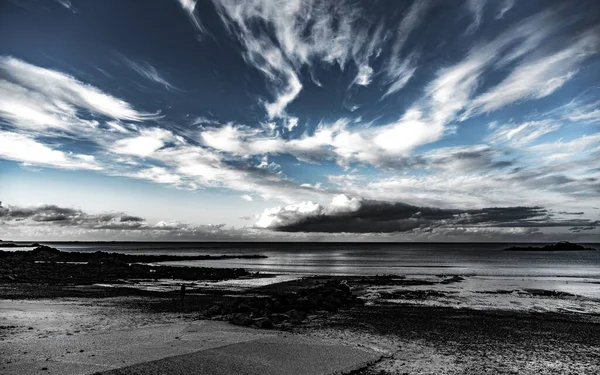 Eine Faszinierende Aufnahme Des Himmels Und Des Hafens Der Bretagne — Stockfoto
