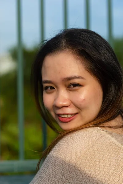 Açık Havada Poz Veren Genç Bir Asyalı Kadının Sığ Odak — Stok fotoğraf