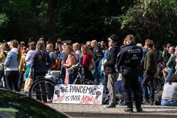 ベルリン ドイツ 2020年6月6日 ベルリン ドイツ2020年6月6日 警察とライヒスタグの近くのジークソールでのベルリンでのデモは Covid 19と人種差別に対する — ストック写真