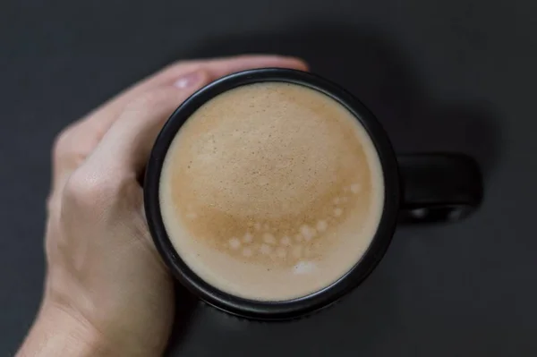 Eine Hochwinkelaufnahme Einer Person Die Eine Tasse Mit Cappuccino Der — Stockfoto