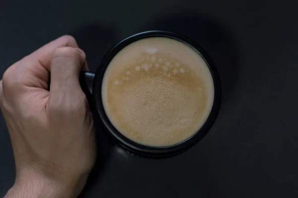 Tiro Ângulo Alto Uma Pessoa Segurando Uma Xícara Cheia Cappuccino — Fotografia de Stock